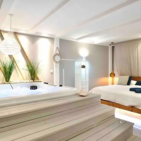 Luxury With Private Heated Pool And Jacuzzi 别墅 *