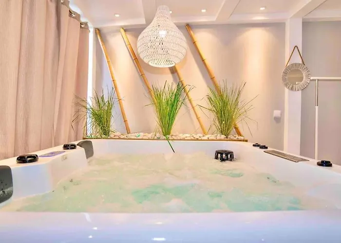 Luxury With Private Heated Pool And Jacuzzi Villa