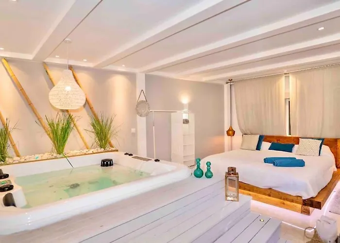 Luxury With Private Heated Pool And Jacuzzi