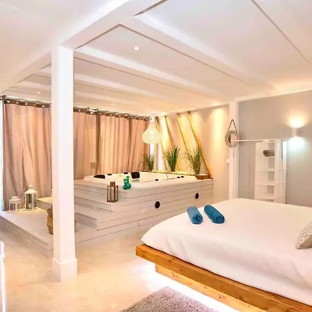 Luxury With Private Heated Pool And Jacuzzi Villa