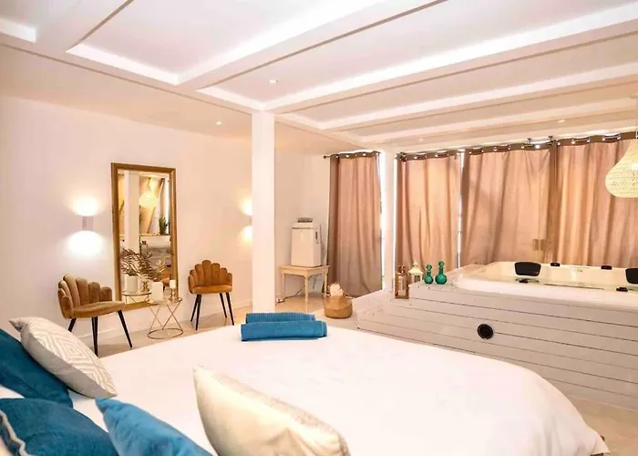 Luxury With Private Heated Pool And Jacuzzi Villa